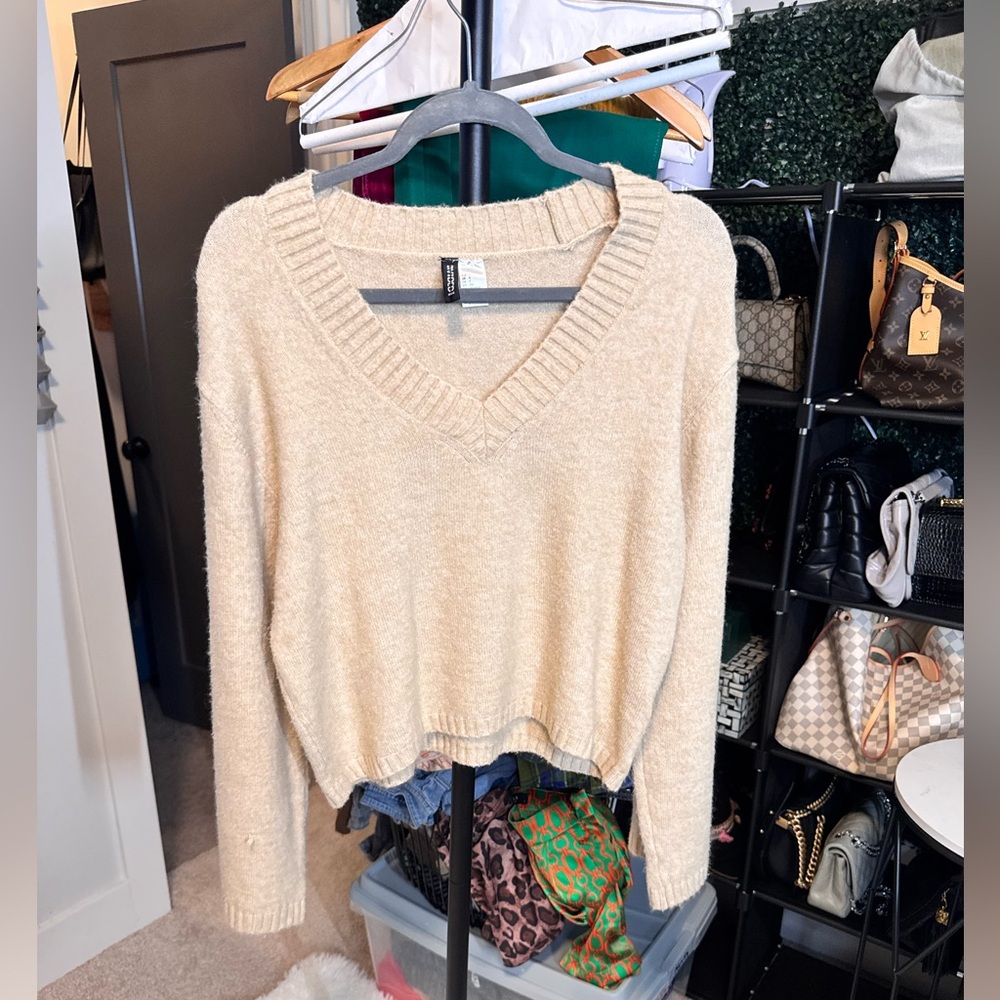 H&M Divided Beige V-Neck Sweater
Size: Small